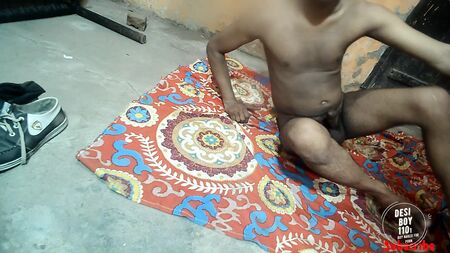 全裸の少女が床でオナニー、インド人の少年が床で手コキ