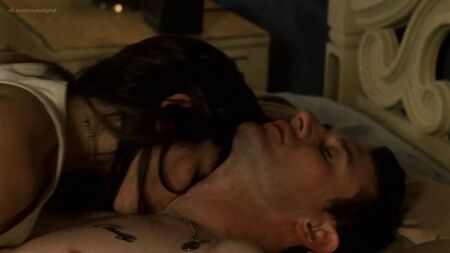 ジェイミー・リン・シグラー、『ベネース・ザ・ダーク』、セックスシーン