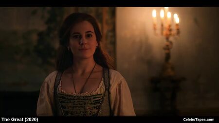 映画『ザ・グレート』に登場するセレブ、エル・ファニングのヌードシーンとセックスシーン