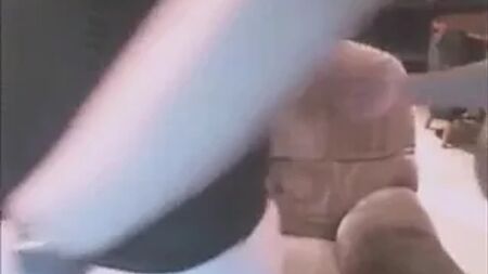 彼は彼女のことを話してしまったせいで、彼女は彼の友人のもとへ去ってしまった