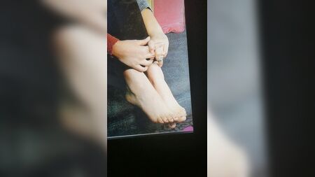 ビクトリア・ジャスティスの足への精液トリビュート