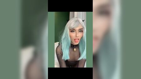 ゴージャスな黒のボディストッキング姿のエミリー