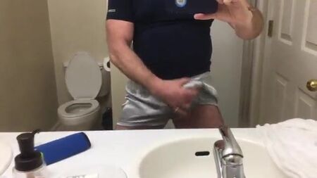 シルクのボクサーパンツ姿で自慰をする