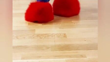 赤いふわふわのヒール