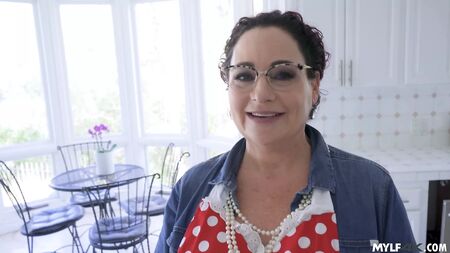 熟女のセクシーな写真を見つけて、彼女を利用する