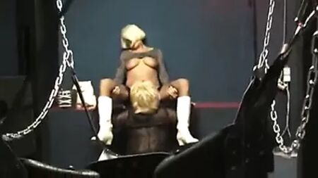 カップルがポルノ映画館で女装家に出会う