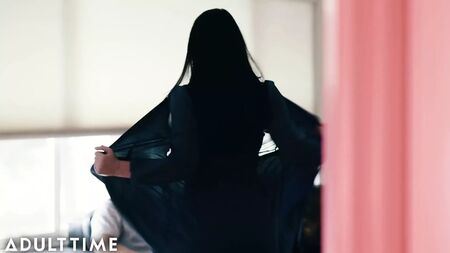 『アダルト・タイム』アンジェラ・ホワイト、嫌々ながらサイコな夫とセックス