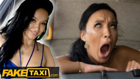 『フェイク・タクシー』― ビキニ姿のアジア・バルガスがタクシーの後部座席で服を脱ぎ、運転手を喜ばせる