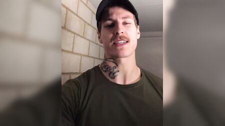 アレック・ニステンが下品なことを言っている
