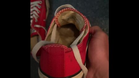 私の妹の赤いコンバースのスニーカーの中に射精して　chuckloveinsta