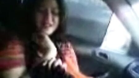 彼氏と車に乗っている女の子のフル動画は hotcamgirls . in で視聴可能