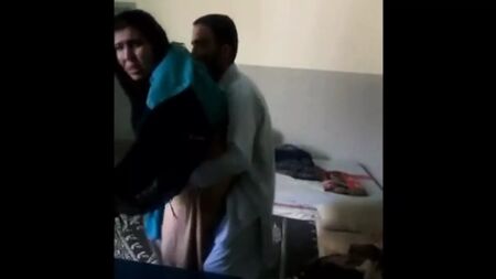 ターバンを巻いた既婚女性がこっそりセックス、路上で義姉とセックス