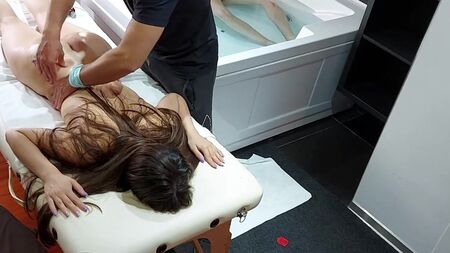 さて、なぜ私はマッサージ師の前でパンティーを脱いだのですか？