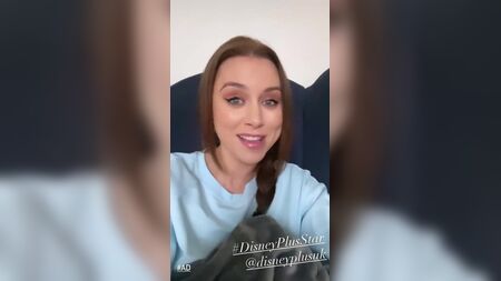 自宅からCMに出演するウナ・ヒーリー