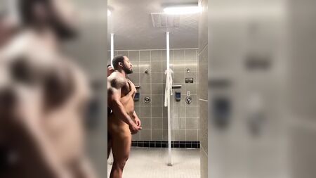 ジムのシャワー室での異人種間ナンパ