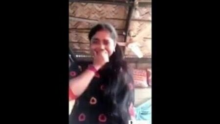 インドの村の少女が胸を見せている