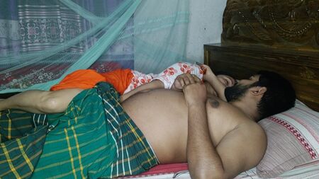 勤務中のインド人のおばさんがおじさんと激しくセックス