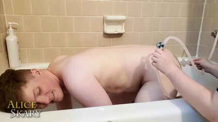 従順な彼女のシンプルなシャワーでのアナル洗浄