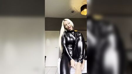 ラテックス姿の筋肉質なボディビルダーの女性