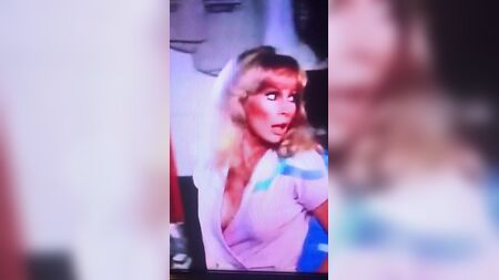 バーバラ・エドンの横乳と乳首