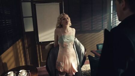 ケイト・フィリップスは『ピーキー・ブラインダーズ』でリンダ・シェルビーを演じている