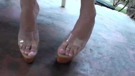 ピンクのつま先がついたクリアヒール