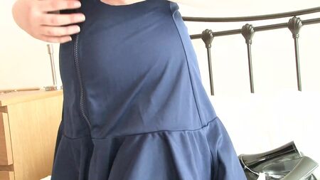生意気な女の子は、服を脱ぎ捨てて、あなたのために裸でポーズをとるのを待ちきれない様子だ