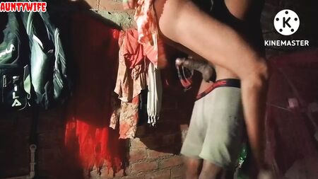 夜、そのおばさんが私を自分の部屋に招き入れ、セックスをした