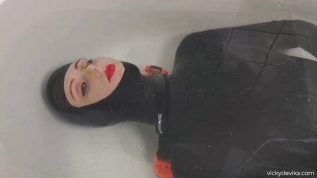 ヴィッキー・デヴィカの水中息止め集