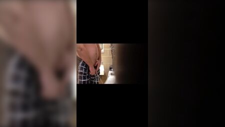 デカチンを覗き見する人たち