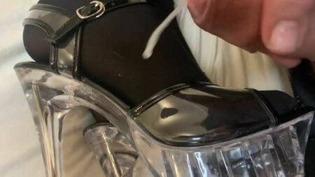 透明なハイヒールサンダルに精液をぶっかける