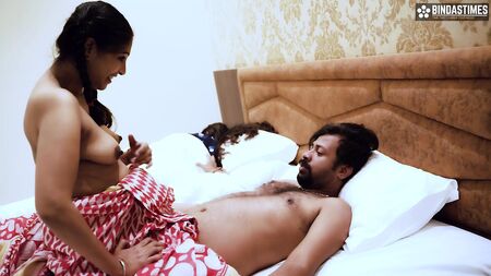 妻がセックスを拒んだため、夫は妻の目の前でメイドと関係を持った