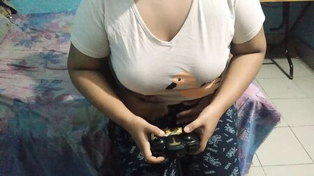 （アイシャ）ディディはゲームに夢中で、弟のペニスに何度もまたがりながら遊んでいる――『ファミリー・ストローク』