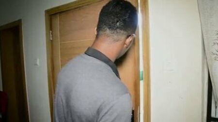 全裸の男女がコンドームなしでセックスしている