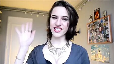 見事な女装スタイル！ガリスのメイクチュートリアルとキュートなコーディネート