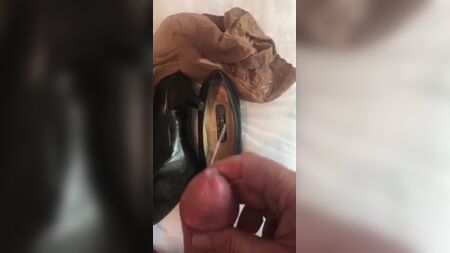 あるファンが、私が履き古した客室乗務員のヒールを購入し、その中に精液を放出した