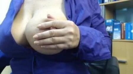 乳首の激しい愛撫