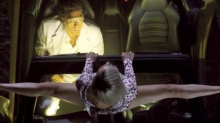 キャメロン・ディアスが車に腰を振る