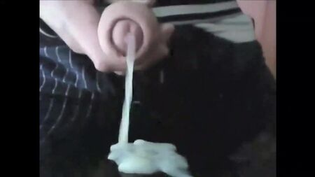 包茎のペニスからカメラに向かって射精する若者