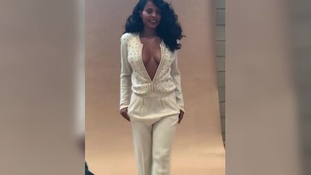 サナ・レイサン、セクシーなメイキング映像 !!!! 2019