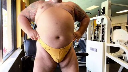 引退したプロレスラーの筋肉隆々のコーチが、ジムでのトレーニング中に射精してしまう