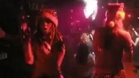 ジェナ・マーブルズと仲間たちがゴーゴーダンスを踊る