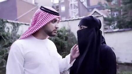 ブルカ姿のムスリム女性がセックスに誘惑される