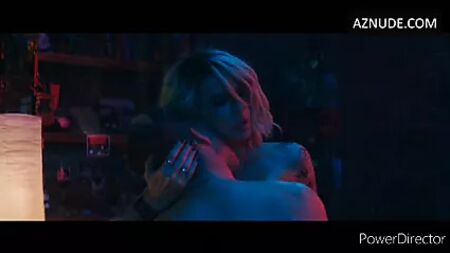 映画『ジョルト』におけるケイト・ベッキンセールのヌードシーン