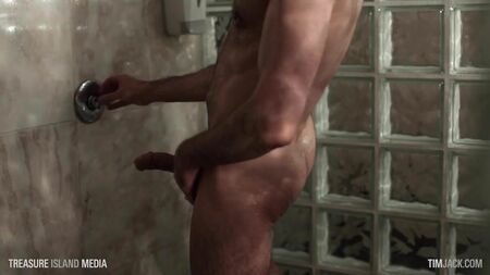 がっしりした体格の男がサウナで自慰行為をする