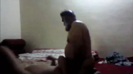 ひげを生やしたパキスタン人の年配の男性が少年とセックスしている