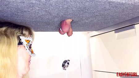 ミストレスは搾乳台の上の玉に重い物を結びつける
