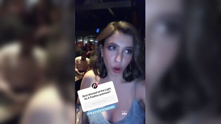 ケイトリン・ナコンの胸元の自撮り写真