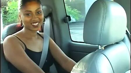 黒人男性が、美しい黒人女性の毛深いオマンコを舐める