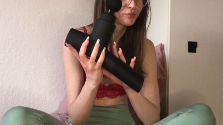 未公開！！過激なマッサージガンオナニー！！！ 18歳のドイツ人スレンダー少女、小さなおっぱいに大きな陰唇